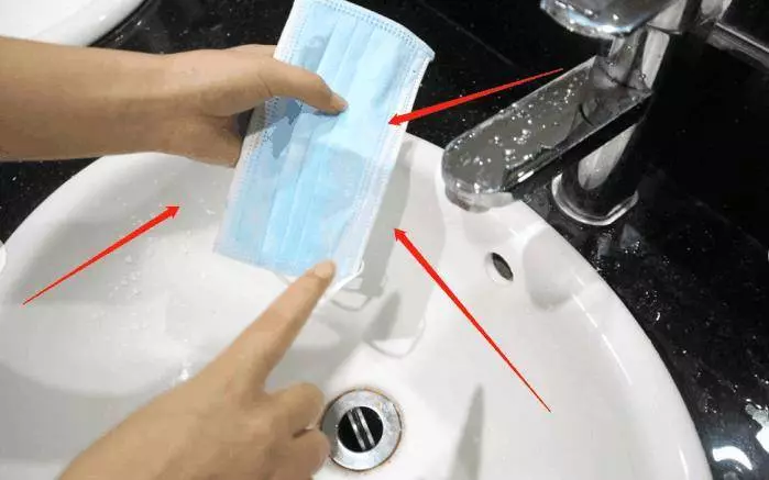 把一次性口罩掛在水龍頭上,一年能給家裡省下好多錢,每個家庭都需要!