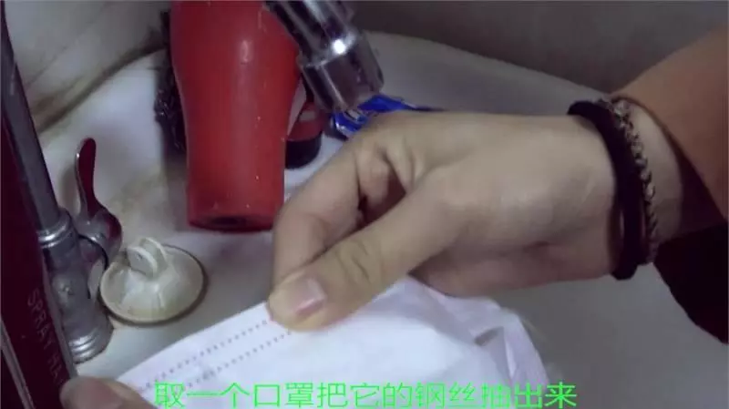 把一次性口罩掛在水龍頭上,一年能給家裡省下好多錢,每個家庭都需要!