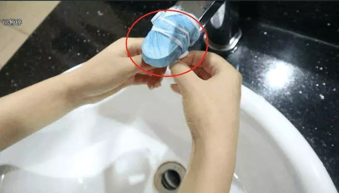 把一次性口罩掛在水龍頭上,一年能給家裡省下好多錢,每個家庭都需要!
