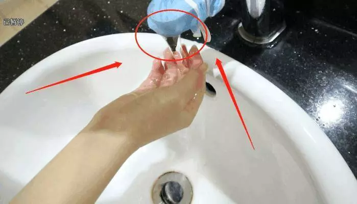 把一次性口罩掛在水龍頭上,一年能給家裡省下好多錢,每個家庭都需要!