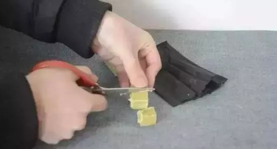 把一次性口罩掛在水龍頭上,一年能給家裡省下好多錢,每個家庭都需要!