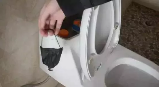 把一次性口罩掛在水龍頭上,一年能給家裡省下好多錢,每個家庭都需要!