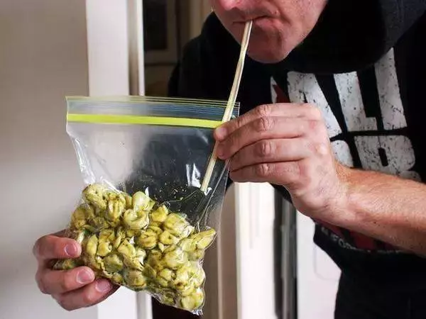 喝完飲料「吸管」不要丟,自從拿去插在花盆裡後,花友都跟著學