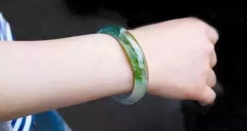 老祖宗告訴你:女人戴手鐲也有講究,左手千萬不要戴!