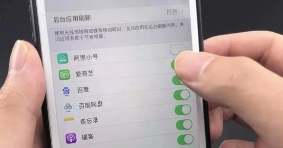 無論是什麼手機,這個開關一定要關掉,幫你省下一半電,快去設置一下