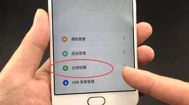 無論是什麼手機,這個開關一定要關掉,幫你省下一半電,快去設置一下