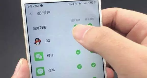 無論是什麼手機,這個開關一定要關掉,幫你省下一半電,快去設置一下