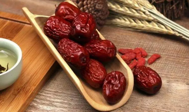 醫生揭秘:紅棗雖好,3個時間千萬別吃它,危險增加「好幾倍」,別用健康開玩笑