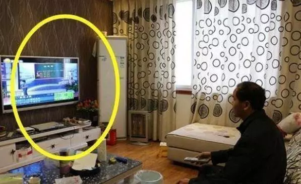 電視機「掛牆上還是放電視櫃上好」?聽風水師說完,大家全都超後悔,知道的太晚了!