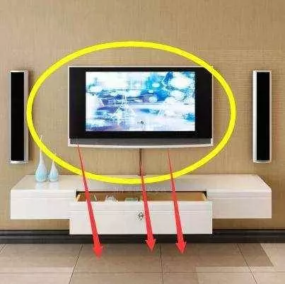 電視機「掛牆上還是放電視櫃上好」?聽風水師說完,大家全都超後悔,知道的太晚了!