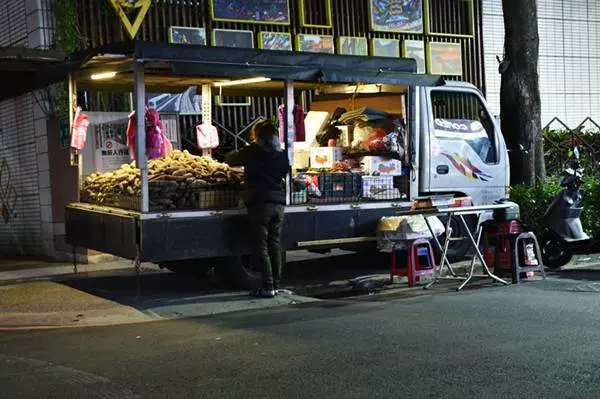 台中大甲單親媽媽喊話「我不能倒」!她賣地瓜養癱兒欠下百萬債, 日夜奔波睡貨車。兒子好心疼:用命換錢