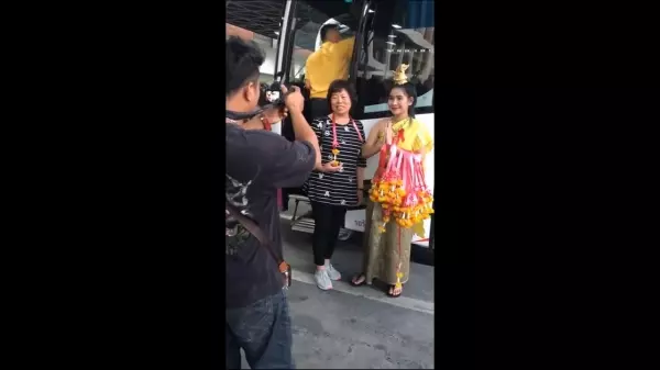 泰國迎賓小姐鏡頭前露出燦爛笑臉,沒想到拍完後立刻臭臉,讓網友驚呼:神變臉!