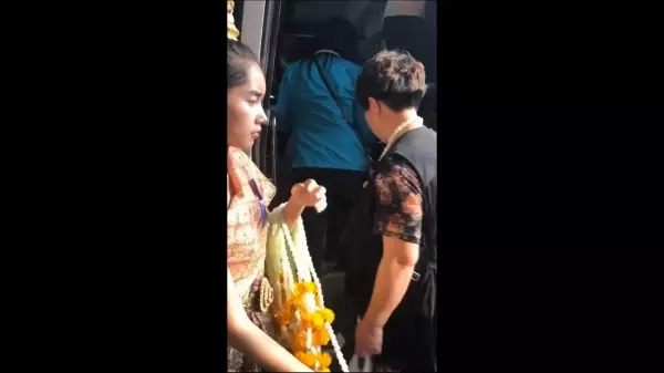 泰國迎賓小姐鏡頭前露出燦爛笑臉,沒想到拍完後立刻臭臉,讓網友驚呼:神變臉!