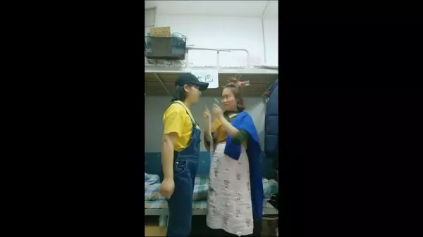 泰國迎賓小姐鏡頭前露出燦爛笑臉,沒想到拍完後立刻臭臉,讓網友驚呼:神變臉!