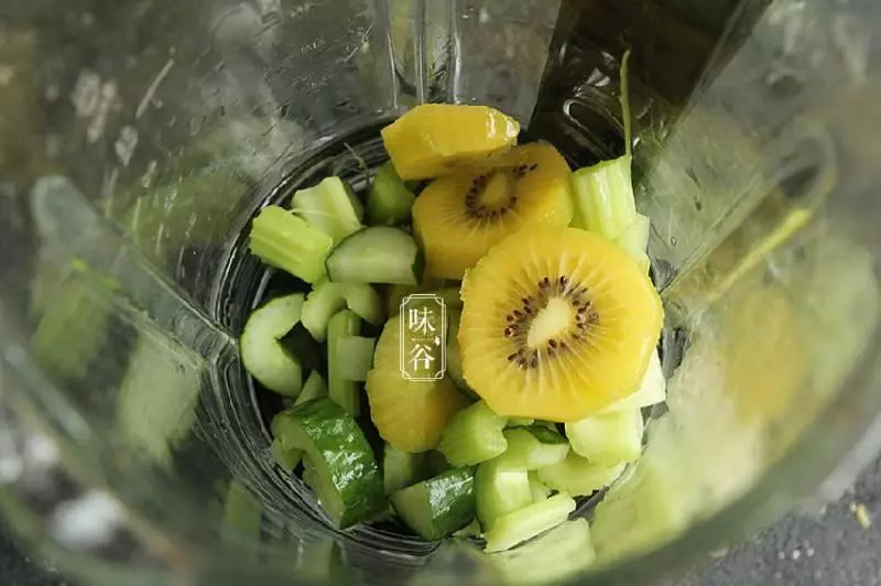 夏季自製排毒果蔬汁,早上喝一杯,清腸胃,助消化,還補充營養
