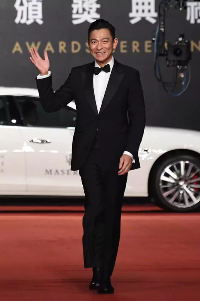 偶然翻到媽媽30年前「與劉德華的合照」…兒子一曬出美照,全網暴動了:媽媽是明星?