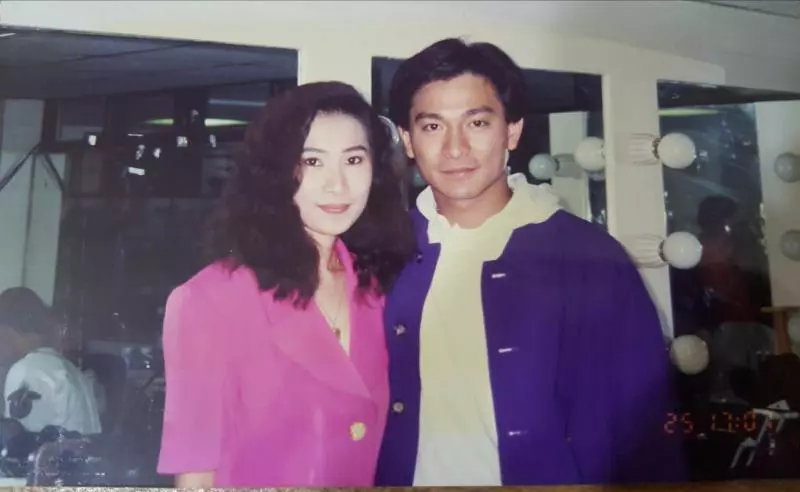 偶然翻到媽媽30年前「與劉德華的合照」…兒子一曬出美照,全網暴動了:媽媽是明星?
