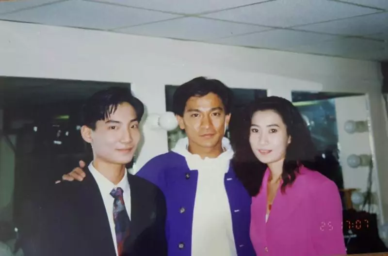 偶然翻到媽媽30年前「與劉德華的合照」…兒子一曬出美照,全網暴動了:媽媽是明星?