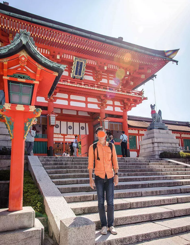 偶然翻到媽媽30年前「與劉德華的合照」…兒子一曬出美照,全網暴動了:媽媽是明星?
