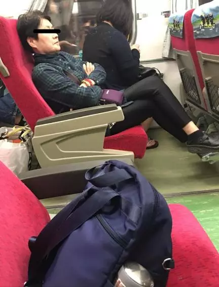 傻眼!台鐵空座被陌生阿姨「丟包包佔位」...他一路「背鍋遭白眼」大呼冤枉!