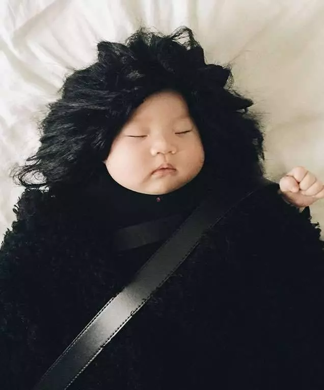 這名攝影師媽媽趁寶寶睡覺時「變身」為各種人物!看到最後「黑手造型」完全被融化了~