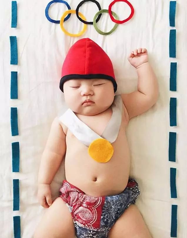 這名攝影師媽媽趁寶寶睡覺時「變身」為各種人物!看到最後「黑手造型」完全被融化了~