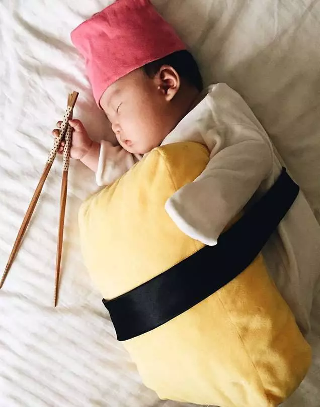 這名攝影師媽媽趁寶寶睡覺時「變身」為各種人物!看到最後「黑手造型」完全被融化了~