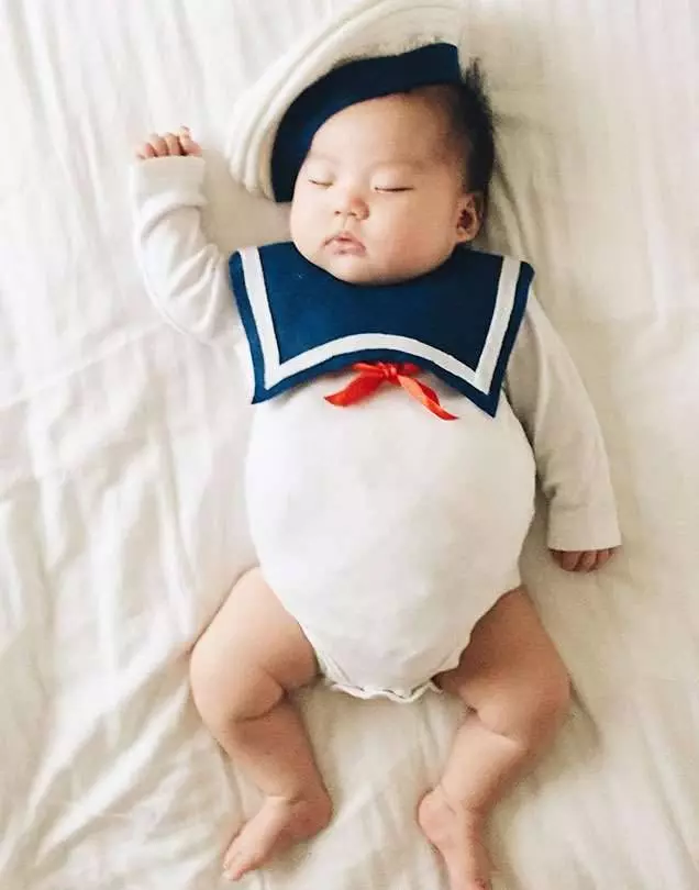 這名攝影師媽媽趁寶寶睡覺時「變身」為各種人物!看到最後「黑手造型」完全被融化了~