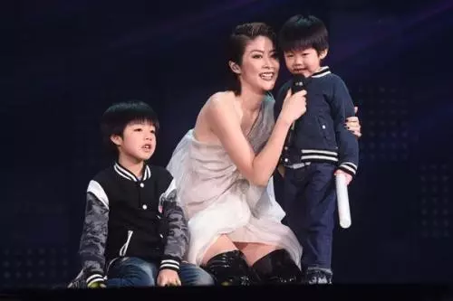 從小含著金鎖匙出身的她,比範冰冰還豪門,捐幾十座小學卻無人知!