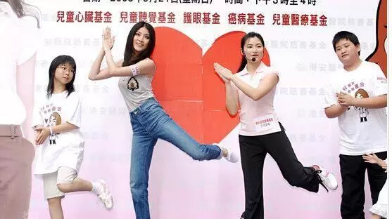 從小含著金鎖匙出身的她,比範冰冰還豪門,捐幾十座小學卻無人知!