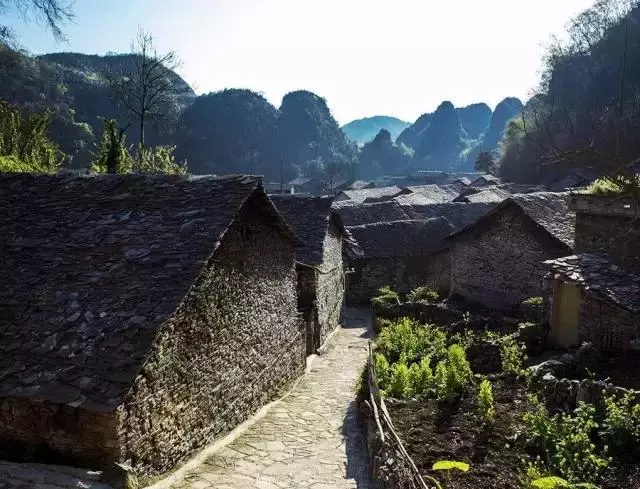 娘安葬後老屋沒人住,半夜總亮起燈,女兒一進屋當場眼淚落下