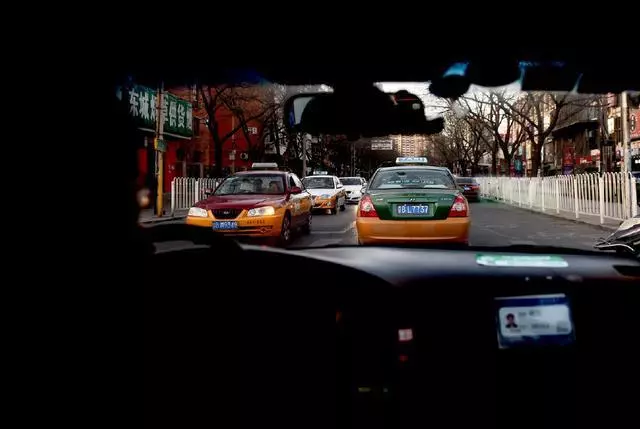 老人頻繁發出奇怪聲音,乘客紛紛謾罵,警察上來後眾人不停道謝