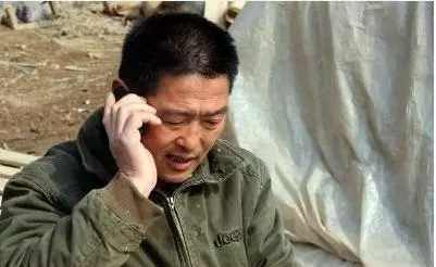 老人頻繁發出奇怪聲音,乘客紛紛謾罵,警察上來後眾人不停道謝