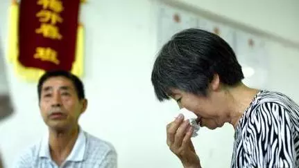 老人頻繁發出奇怪聲音,乘客紛紛謾罵,警察上來後眾人不停道謝