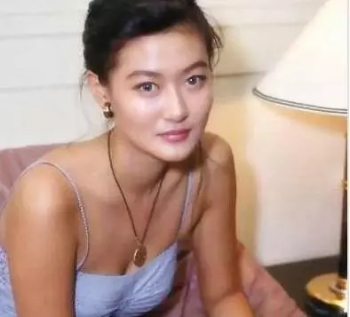 丈夫走後女子被趕出門,袋裡摸出銀行卡返回,聽到婆家說話她哭了