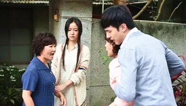 丈夫走後女子被趕出門,袋裡摸出銀行卡返回,聽到婆家說話她哭了