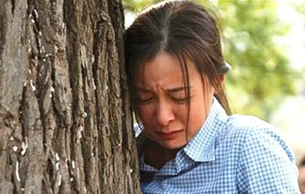 丈夫走後女子被趕出門,袋裡摸出銀行卡返回,聽到婆家說話她哭了