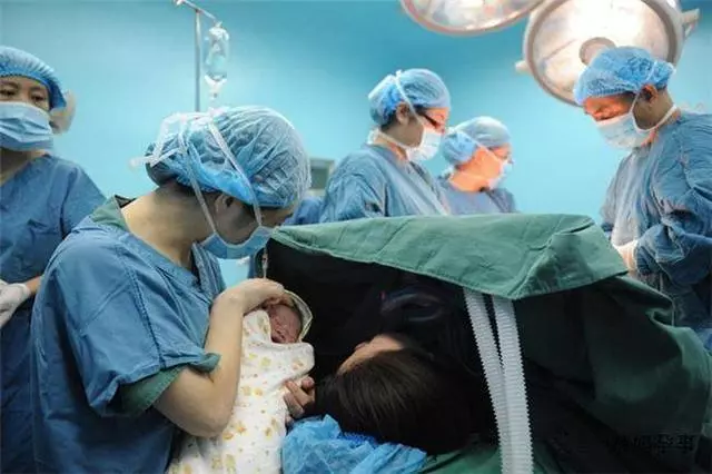 孕婦生孩子陪產來了13人,卻沒有一人上前抱孩子,網友:真幸福!