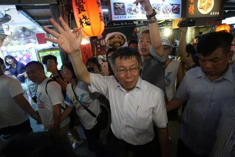 柯文哲逛瑞豐夜市引人潮 攤商互說「柯P要選總統了」