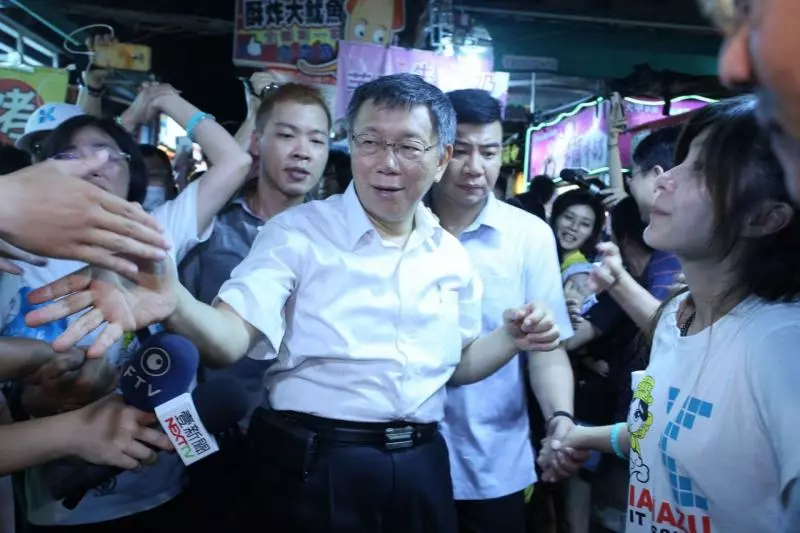 柯文哲逛瑞豐夜市引人潮 攤商互說「柯P要選總統了」