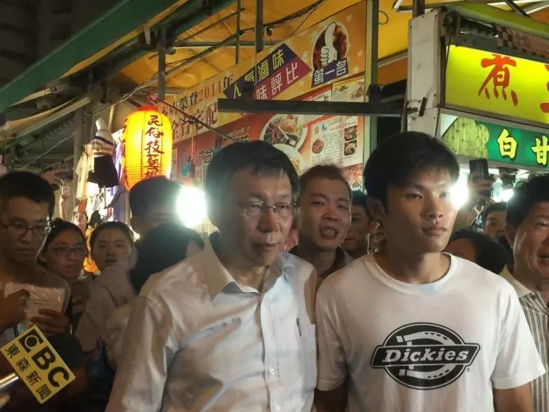 柯文哲逛瑞豐夜市引人潮 攤商互說「柯P要選總統了」