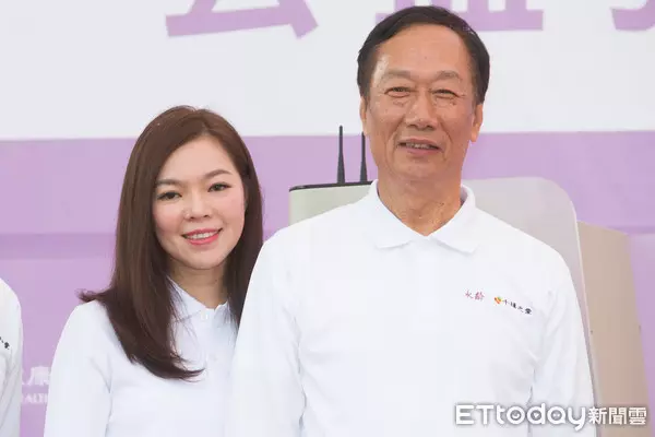 鐵漢郭台銘關懷偏鄉送溫情 大方認購3000盒愛心月餅捐2台車