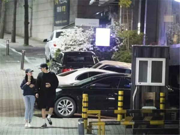 一個演藝圈男神,一個電競圈才女,感覺是偶像劇的男女主設定呢,這對差了17歲的情侶公布戀情,我只想說好配!