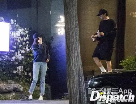 一個演藝圈男神,一個電競圈才女,感覺是偶像劇的男女主設定呢,這對差了17歲的情侶公布戀情,我只想說好配!