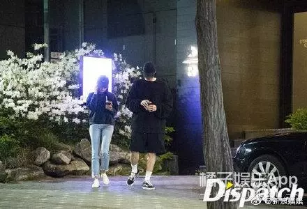 一個演藝圈男神,一個電競圈才女,感覺是偶像劇的男女主設定呢,這對差了17歲的情侶公布戀情,我只想說好配!