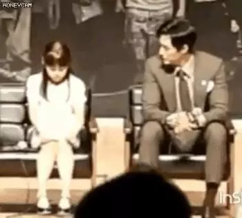 一個演藝圈男神,一個電競圈才女,感覺是偶像劇的男女主設定呢,這對差了17歲的情侶公布戀情,我只想說好配!