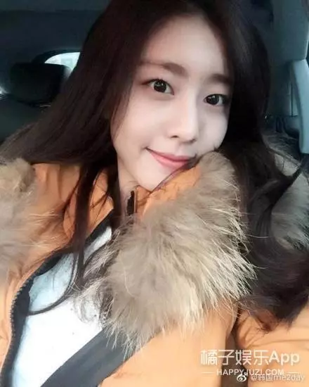 一個演藝圈男神,一個電競圈才女,感覺是偶像劇的男女主設定呢,這對差了17歲的情侶公布戀情,我只想說好配!