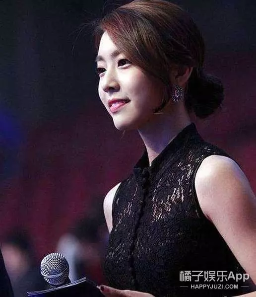 一個演藝圈男神,一個電競圈才女,感覺是偶像劇的男女主設定呢,這對差了17歲的情侶公布戀情,我只想說好配!