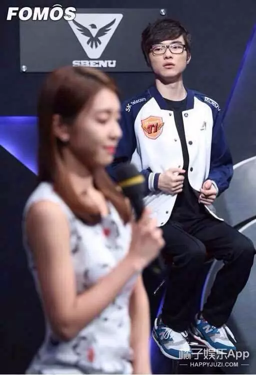 一個演藝圈男神,一個電競圈才女,感覺是偶像劇的男女主設定呢,這對差了17歲的情侶公布戀情,我只想說好配!