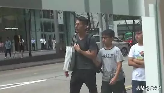 「馮春美」陰險毒辣、城府極深、唯利是圖,現實卻是好父親獨自帶3位子女逛街!